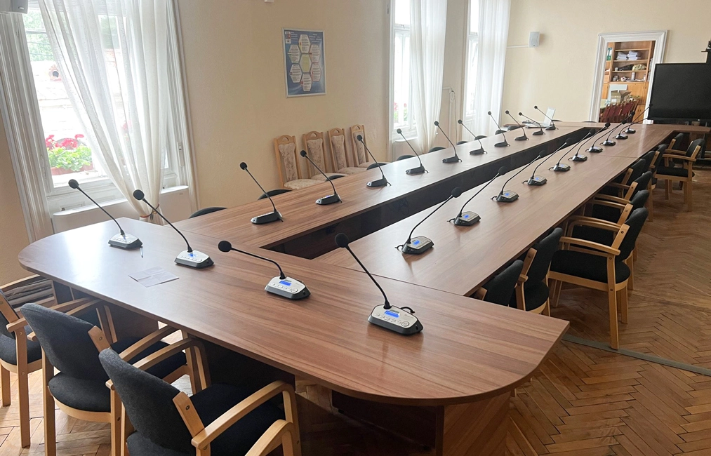 ระบบการประชุมอัจฉริยะสำหรับ gherla City Hall ในโรมาเนีย