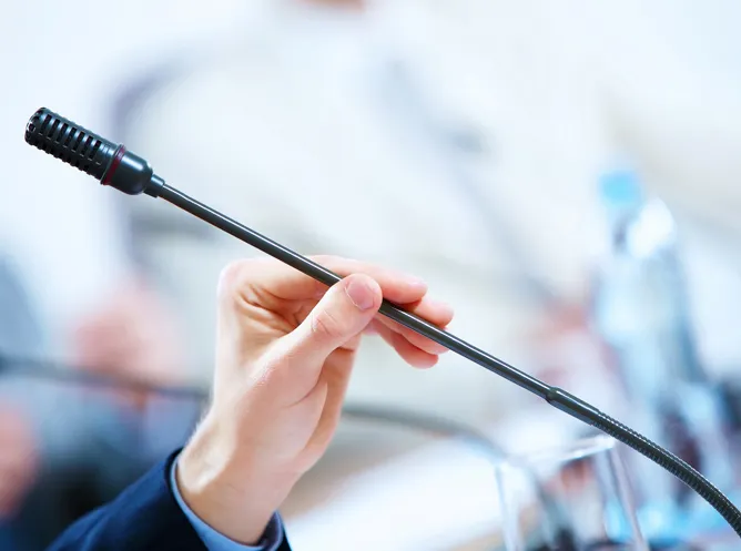 The Ultimate Guide to Choosing the Right Conference Microphone for Modern Meeting Spaces - 翻译中...